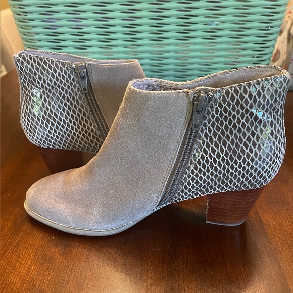 Vionic Women's Bromley Ankle Booties - Picture 4 of 9